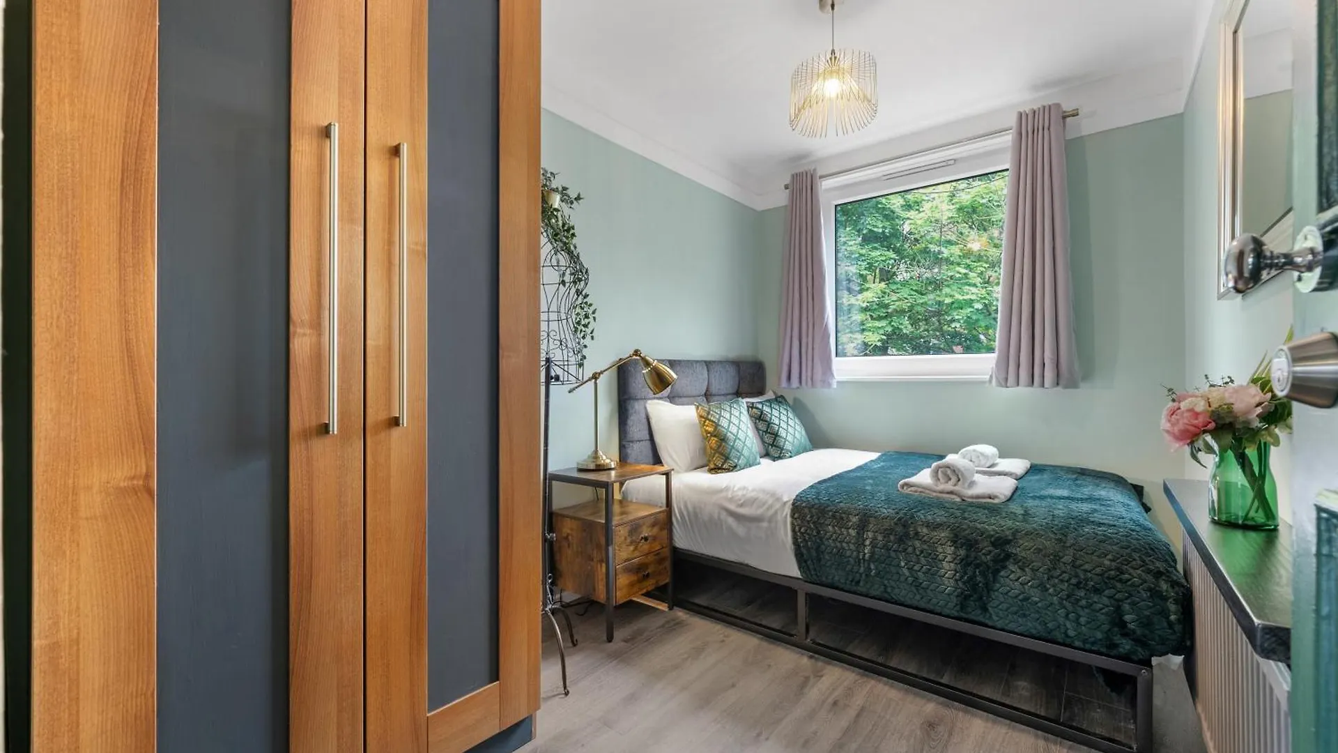 Spacious 3 Bedroom Whitechapel Apartment With Garden By Gold Stays Londyn