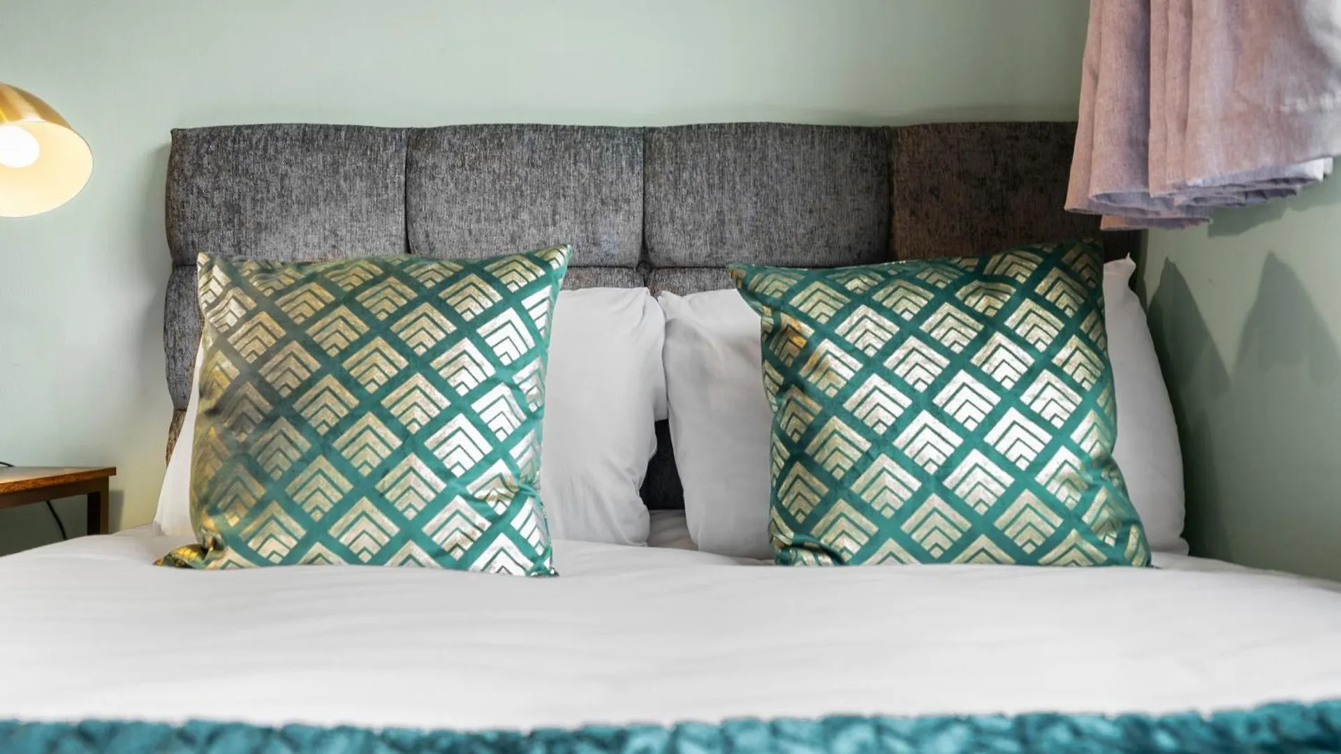 Spacious 3 Bedroom Whitechapel Apartment With Garden By Gold Stays Londyn 0*,