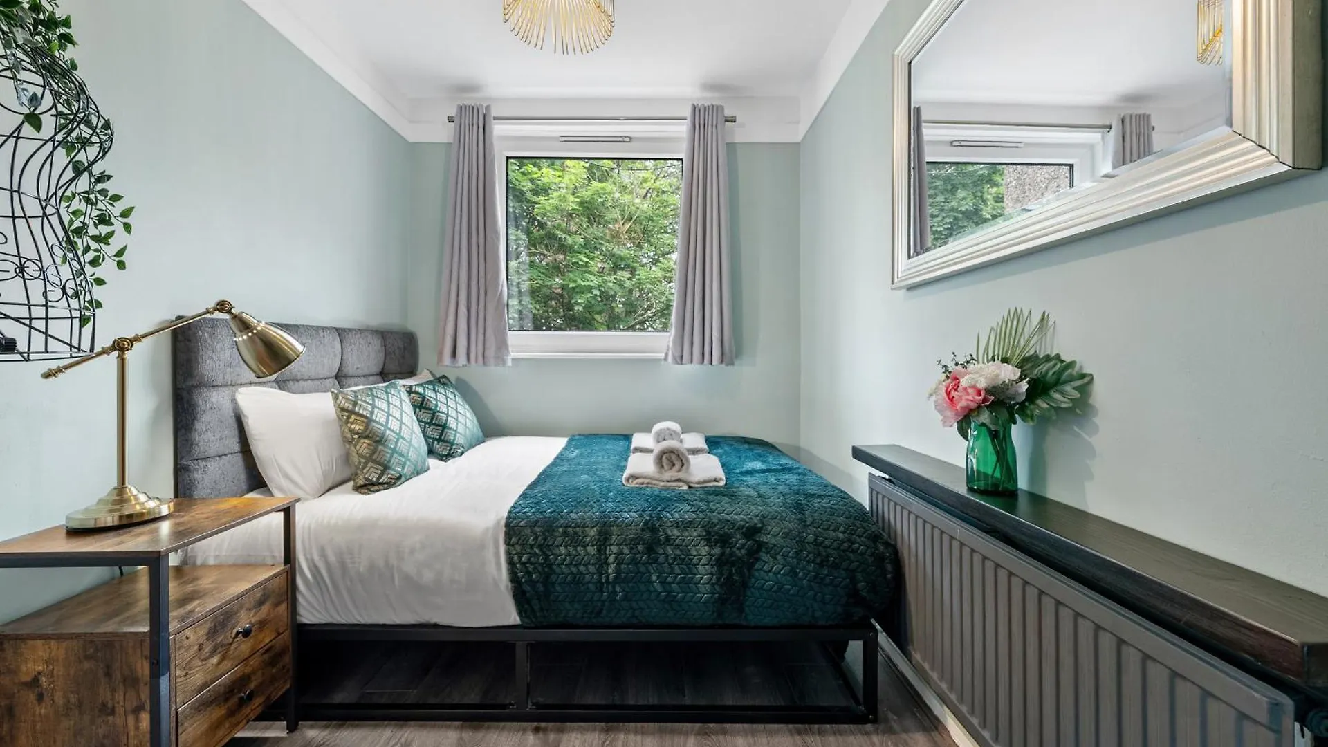 Spacious 3 Bedroom Whitechapel Apartment With Garden By Gold Stays Londyn 0*,