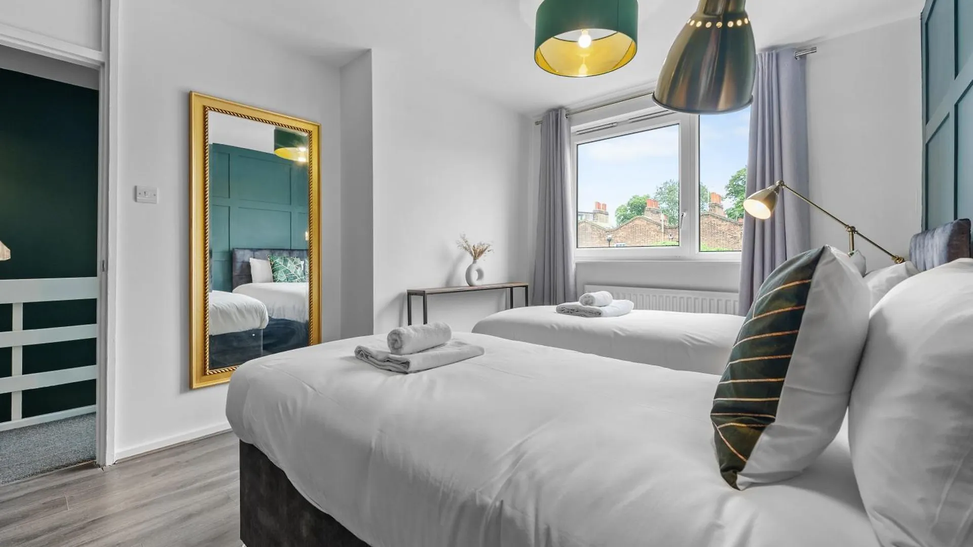Spacious 3 Bedroom Whitechapel Apartment With Garden By Gold Stays Londyn