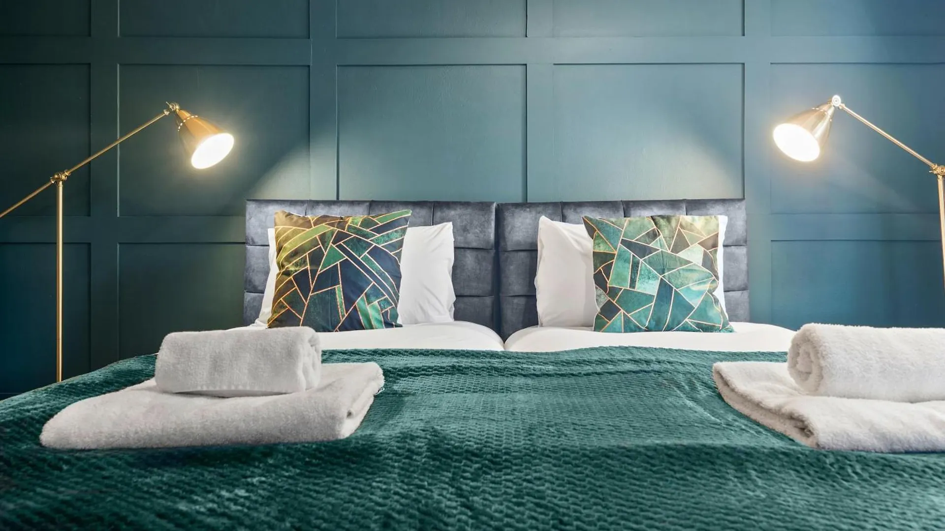 Spacious 3 Bedroom Whitechapel Apartment With Garden By Gold Stays Londyn