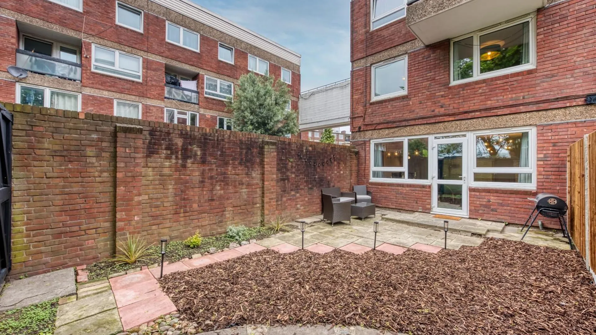 Spacious 3 Bedroom Whitechapel Apartment With Garden By Gold Stays Londyn